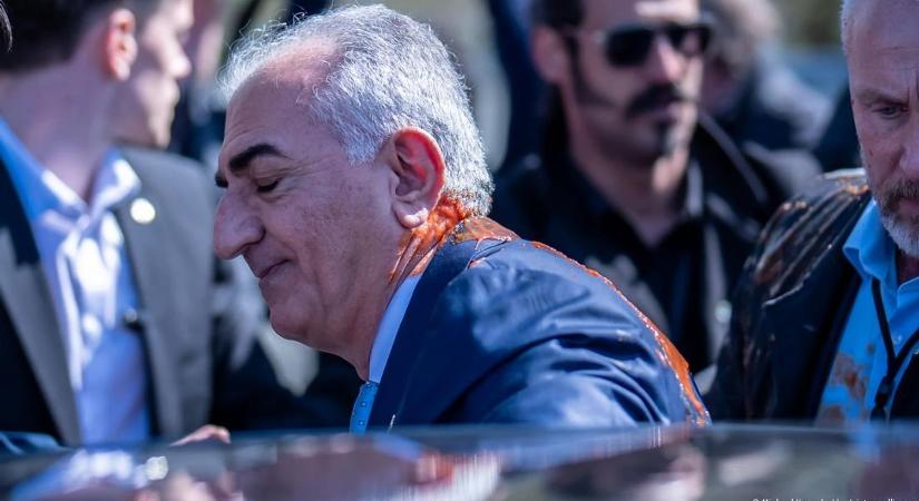 Paradicsomlével öntötték le a száműzött iráni trónörököst Berlinben