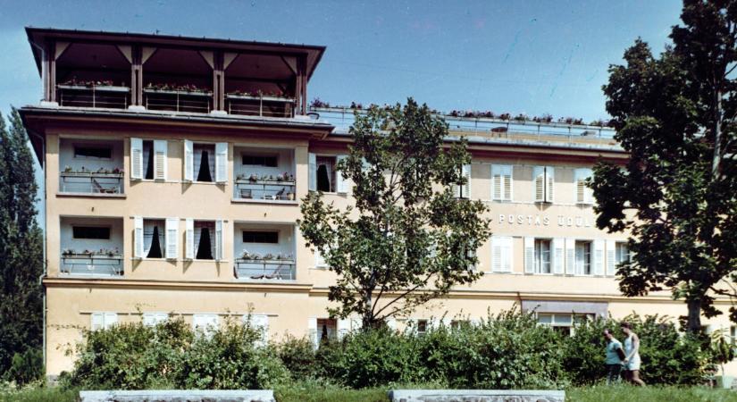 Tüntetés a Balatonnál: állami ingatlanok, köztük a Balatonalmádi Postás Üdülő eladása ellen tiltakoztak a civilek