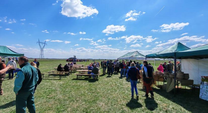 Különleges hagyomány éledt újjá Hevesben: megtartották a kihajtási ünnepet