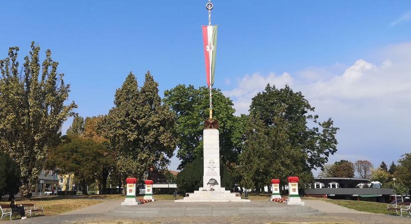 Új országzászló lobog Eger belvárosának szívében