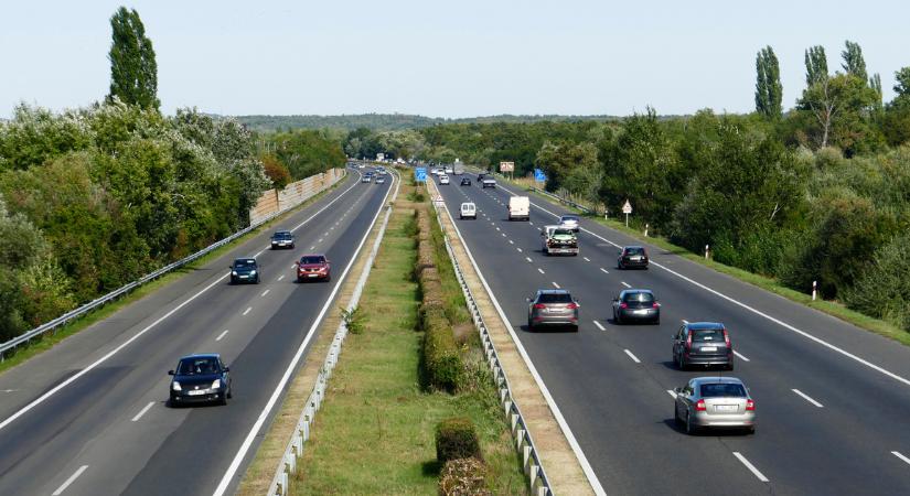Rengetegen tartanak hazafeléa a Balatonról, elesett az M7-es autópálya