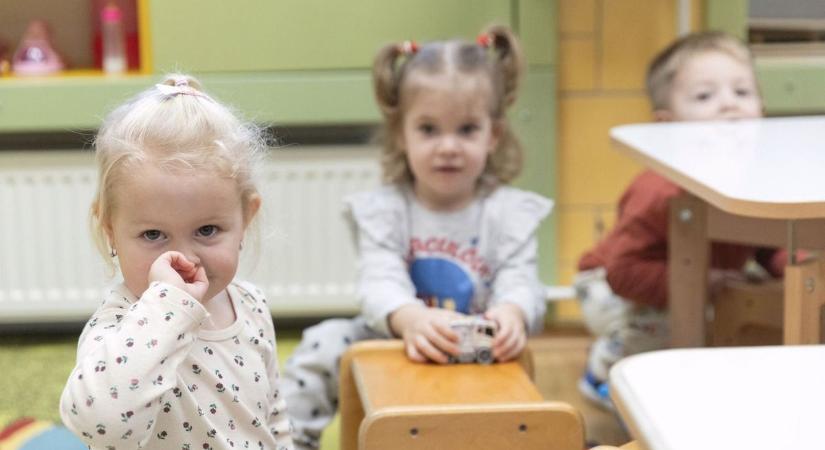 Tényleg jót tesz a bölcsőde a legkisebb gyerekeknek? Praktikus megoldás, de a legjobb szülőknek is fájó lehet az igazság