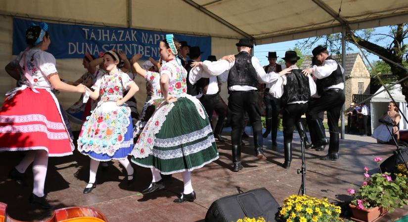Fergeteges programmal ünnepelték a községből indult Tájházak Napja jubileumát Dunaszentbenedeken  fotók