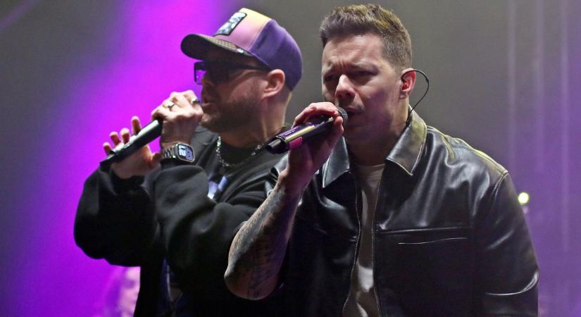 Az első csók élménye! Régi ismerősként köszöntötte a Wellhello énekese a zalai város lakóit (galéria)