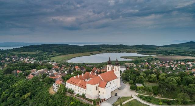 Aranyat találtak Tihanyban: régi árnyékszék rejtette a kincset