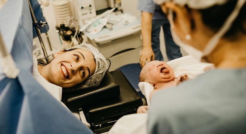 Természetes szülés vagy császármetszés? – A mama és a baba biztonsága mindenek felett áll