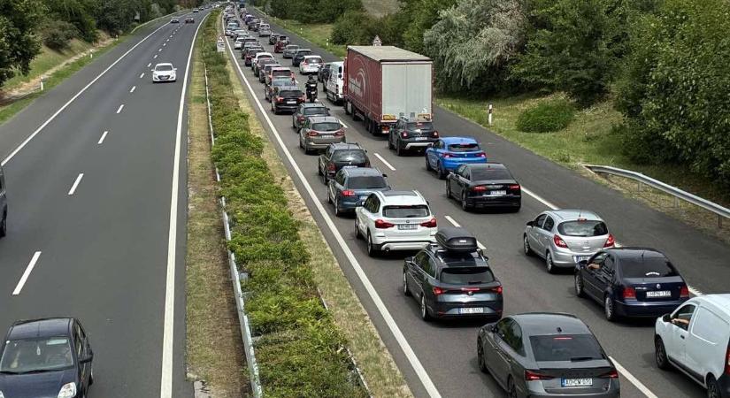 5-6 kilométeres dugó az M7-esen