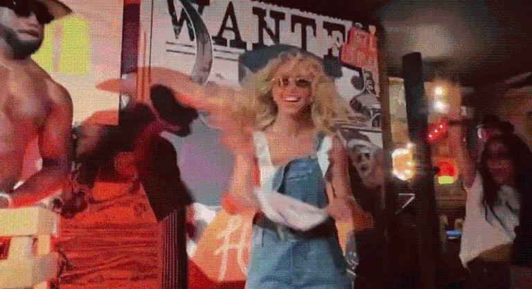 Sydney Sweeney énekelt egyet, majd hirtelen alsóneműket kezdett dobálni a közönségnek