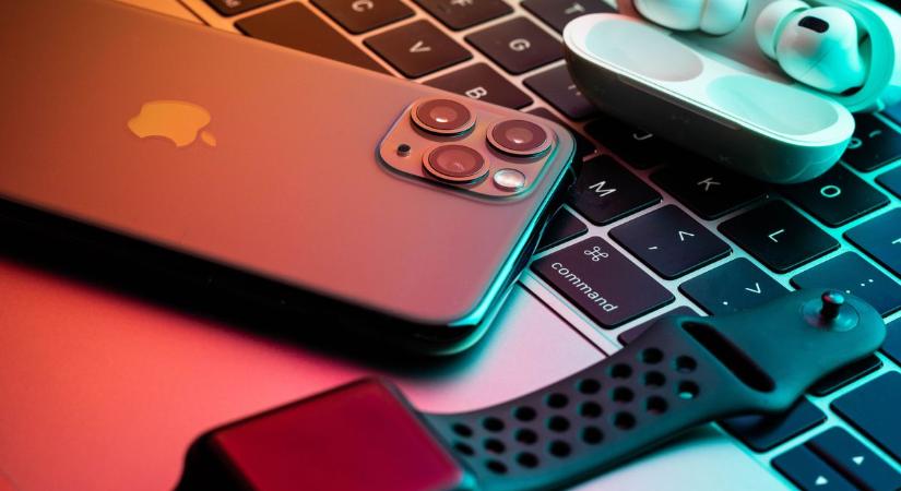 Már nem a Samsung az Apple legnagyobb problémája – Tim Cook időzített bombát hagy utódjára: az új aranykorhoz új iPhone-szintű innováció kell