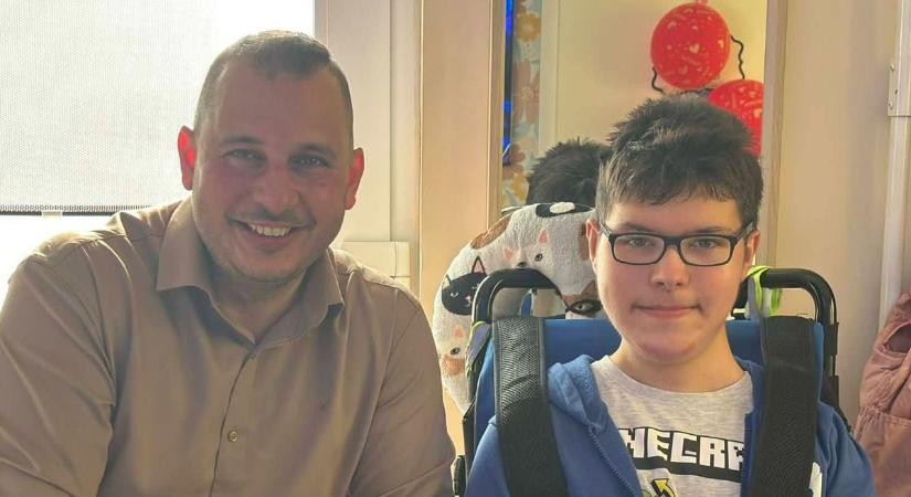 A Duchenne-szindrómával küzdő Krisztián legnagyobb vágya teljesült: igazi sztárral zenélt a pilisi hős