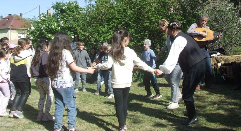 Szarvas József üzenetével ültették el Jókai almafáját