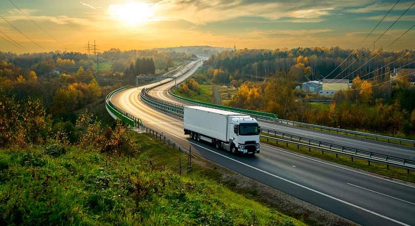 Hat négyzetméteren az élet: ilyen valójában a kamionos mindennapok világa