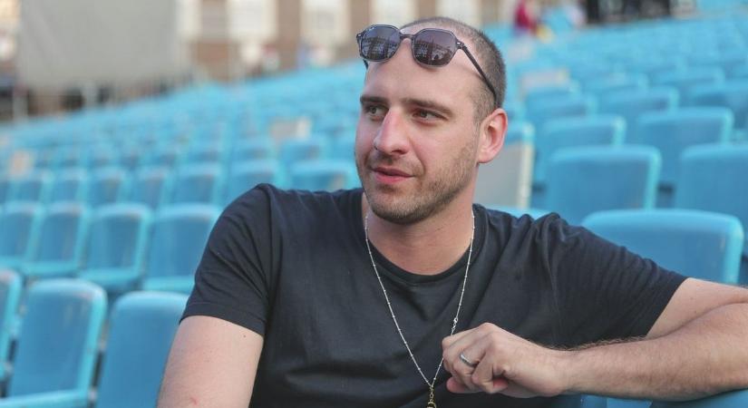 Visszatér a 2000-es évek hangulata - Címlapon Brasch Bence