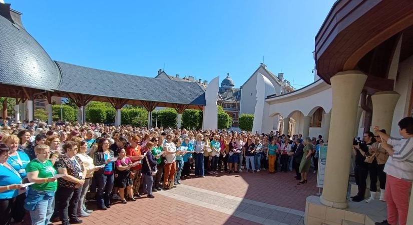 Hétszáz énekes lepte meg Makót vasárnap reggel – flashmob szvinggel és dzsesszel