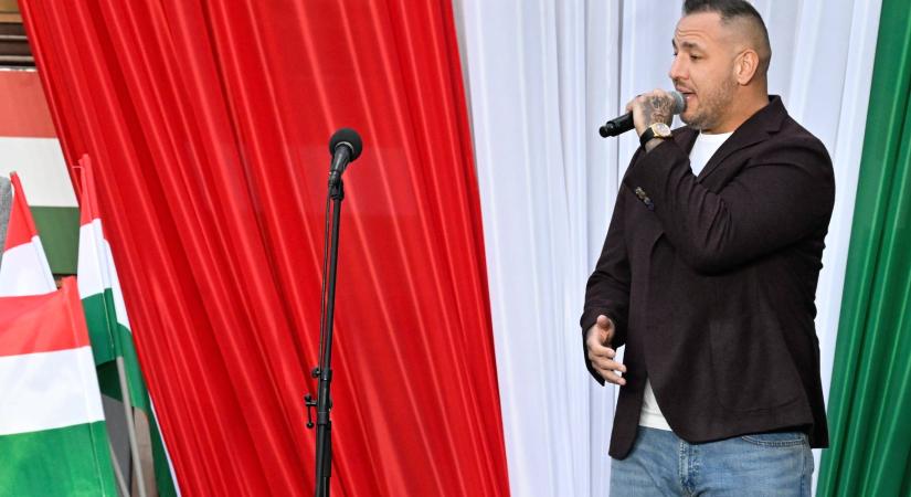 Most robbant a hír: ez a botrányhős ül Curtis helyére a Megasztárban