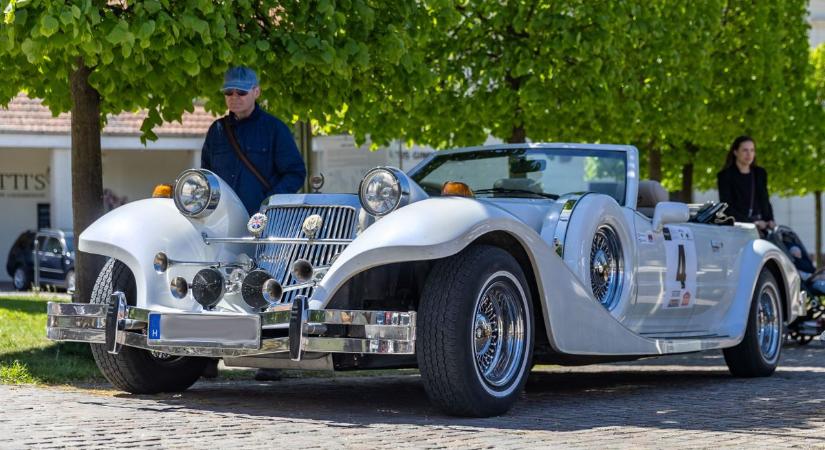 Ritka kincsek gurultak be Tatára: elképesztő autók a Historic Rallye céljában  fotók, videó