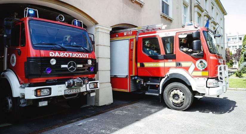 Teljes terjedelmében égett egy épület a szombathelyi Parkerdőben