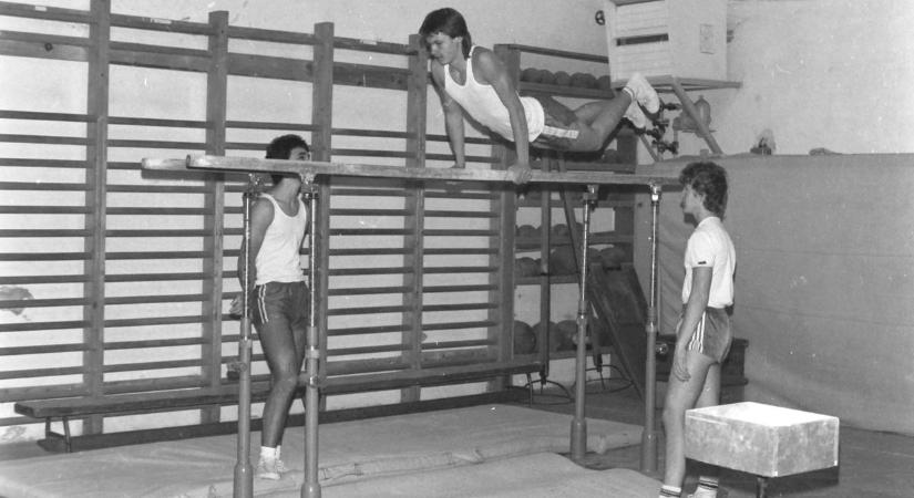 Meg sem kottyant a lólengés a „kitesizett" fiúknak – ilyen volt anno egy tornaóra a Táncsics-gimnáziumban