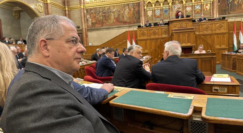 A Fidesz és a KDNP elsővonalas politikusai egymás után adják vissza mandátumaikat