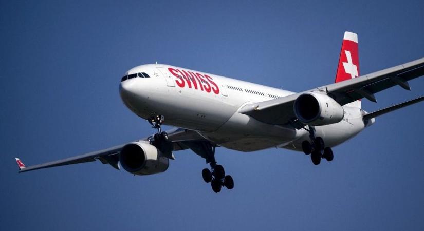 Lángra kapott a hajtómű felszállás közben: több mint 200 utast menekítettek ki