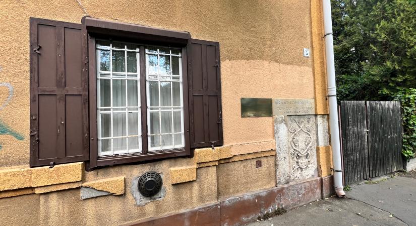 Sírkövet építettek be egy budapesti ház falába, mutatjuk, miért