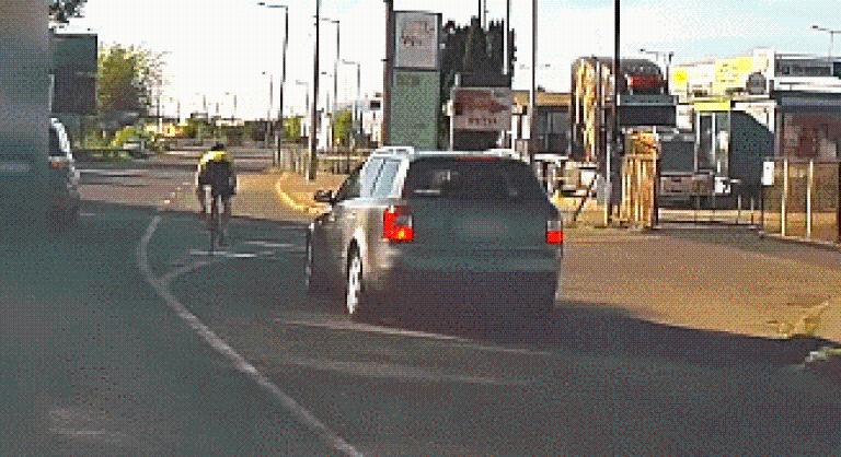 Centimétereken múlott egy biciklis testi épsége Budapesten