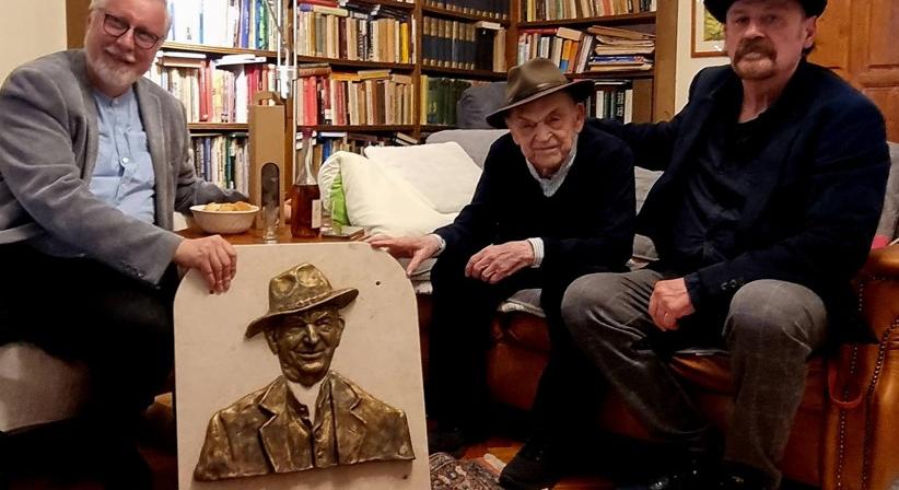 Szoborral köszöntötték a 92 éves legendát: Bodrogi Gyula meghatódva fogadta a különleges ajándékot