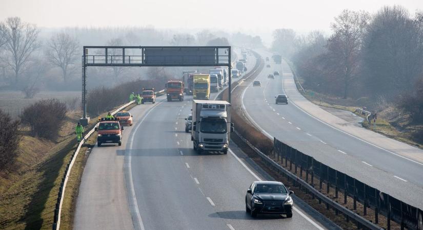 Egymást érték a balesetek az M1-esen, több tíz kilométernyi kamionsor is akadályozta a forgalmat