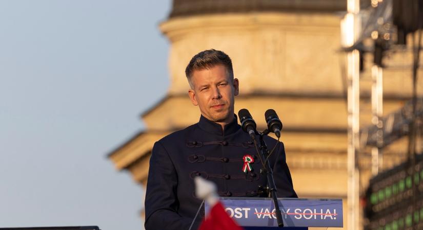 „Fontos, hogy jó golyót válassz!” – Magyar Péter megmutatta, hogy megy neki a bowling – videó