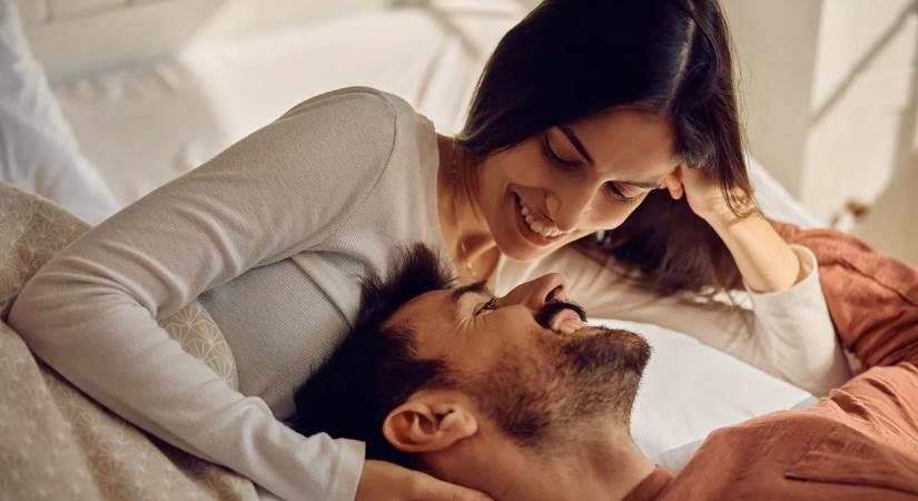 "A tűzzel játszom: egyszerre kavarok a barátnőmmel és a mostohanővérével!"