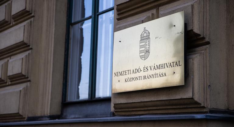 Reagált a NAV Magyar Péter szavaira a Rogán-kör utalásairól