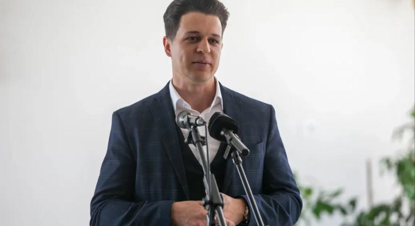 A reptéren vették őrizetbe a szegedi Fidesz-elnököt, aki azután mondott le posztjáról, hogy kiderült: körözik