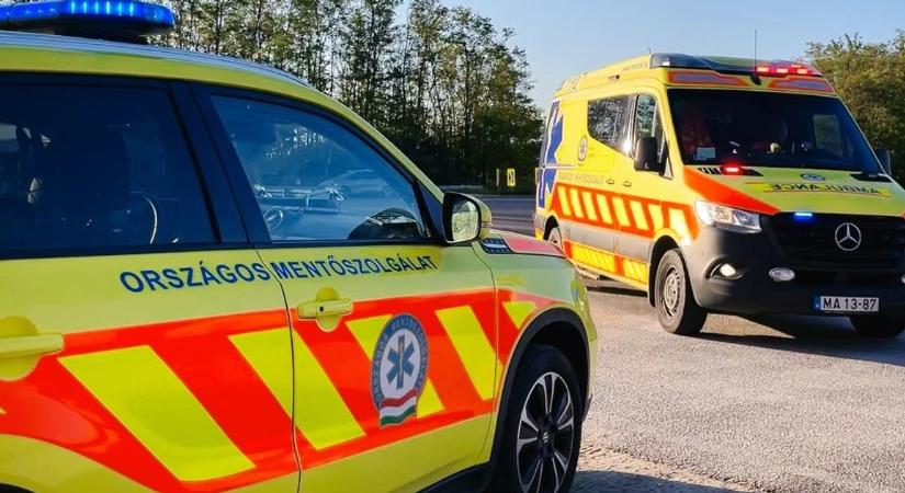 A buszra várakozva esett össze egy férfi, egy közeli gyár dolgozói defibrillátorral a kézben rohantak a megállóba