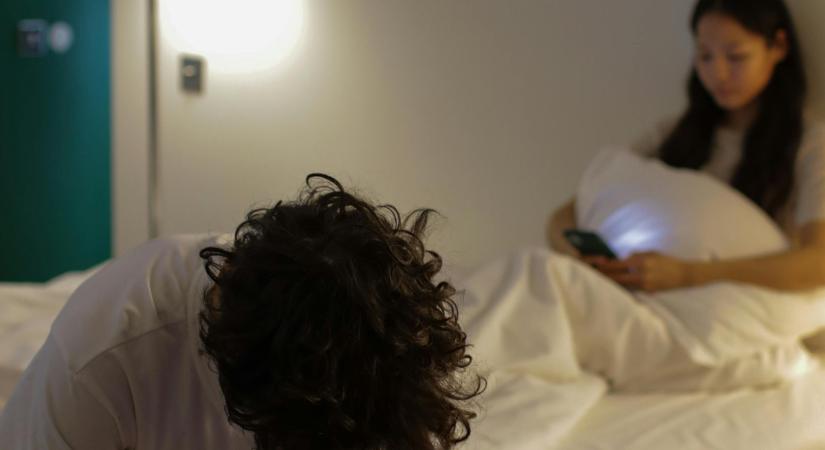 "A csajom csak a telefonját nyomkodja és ezért nem szexel velem"