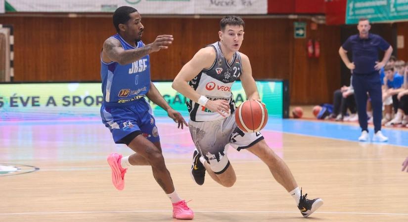 Megvédte erődjét! Negyeddöntőben a Panthers