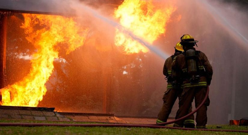 Lángokban áll egy családi ház Pörbölyön – az egész épület ég!