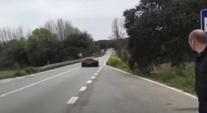 Ilyen, mikor egy Bugatti Chiron elhúz melletted 373 km/h-val! – VIDEÓ