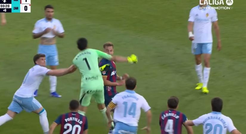 Behúzott egy hatalmasat az ellenfélnek a kiállított focikapus