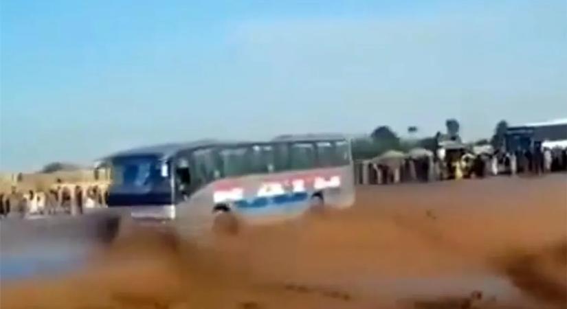 A hülye buszsofőr azt hitte, az árvíz neki nem akadály, aztán jött a pofára esés – videó