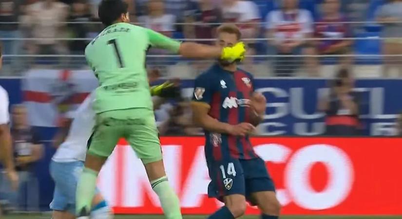 Brutális tömegverekedés: az argentin kapus nekifutásból ütötte ki ellenfelét a kiesési rangadón – videó