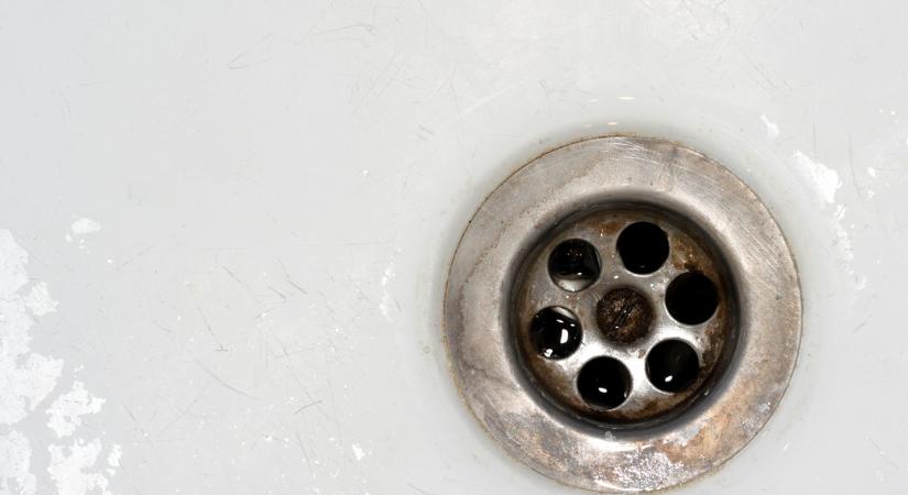 Makacs rozsda a lefolyón? Ezzel az egyszerű trükkel pillanatok alatt megszabadulhatsz tőle