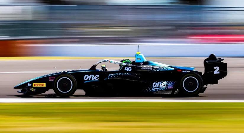 Felrobbant motor is nehezítette a Forma-1-be vágyódó magyar tehetséget