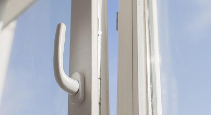 Nyitva felejtette az ablakot, mielőtt nyaralni ment, sokkoló dolog fogadta aztán otthon