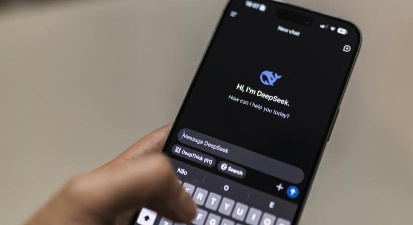 Úthengerként tarolja le a piacot a DeepSeek új modellje, ez további kínai–amerikai feszültséget szülhet