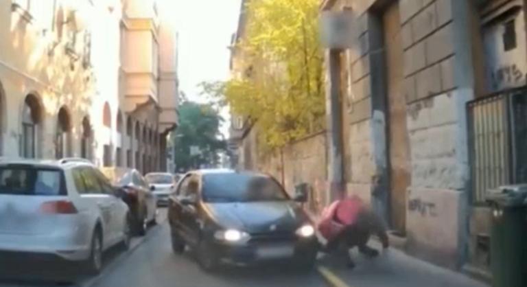 Videóra vették, ahogy egy autós szándékosan elüt egy ételfutárt Budapesten