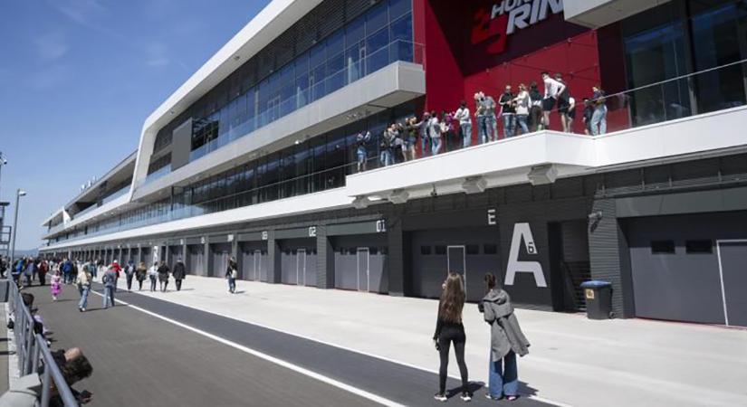 Közösségi eseménnyel nyitotta meg a kapuit a felújított magyar F1-es pálya