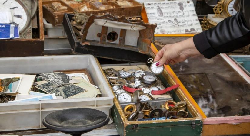 Bicskát szorítottak az eladó torkához egy 2200 forintos cipő miatt, bezár a ceglédi adománybolt