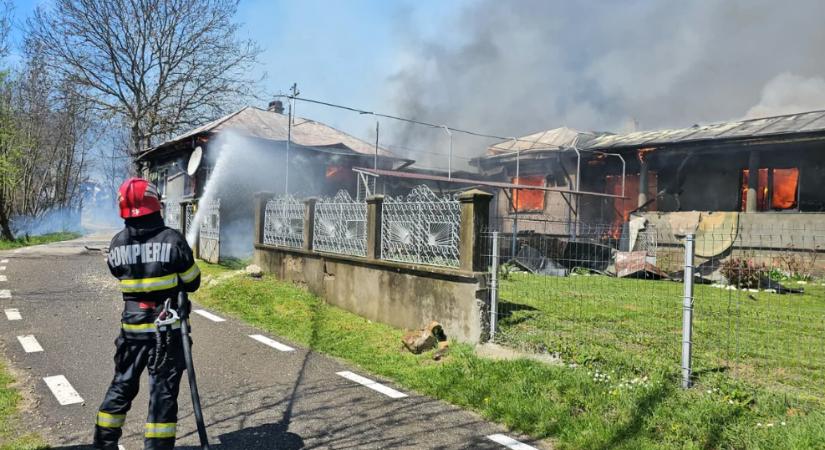 Harminckét ház égett le egy faluban, több száz embernek kellett elhagynia otthonát