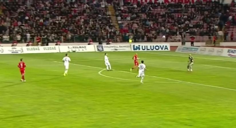 Elképesztő potyagól: háttal adott gólpasszt az ellenfélnek a focikapus – videó