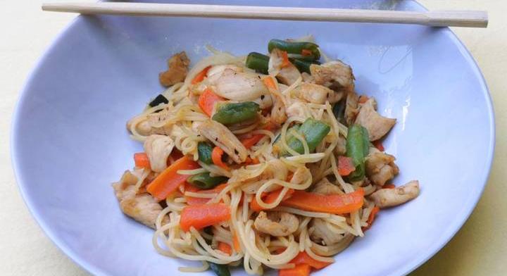 Csirkés-zöldséges kínai pirított tészta: 30 perces, egyserpenyős ebéd